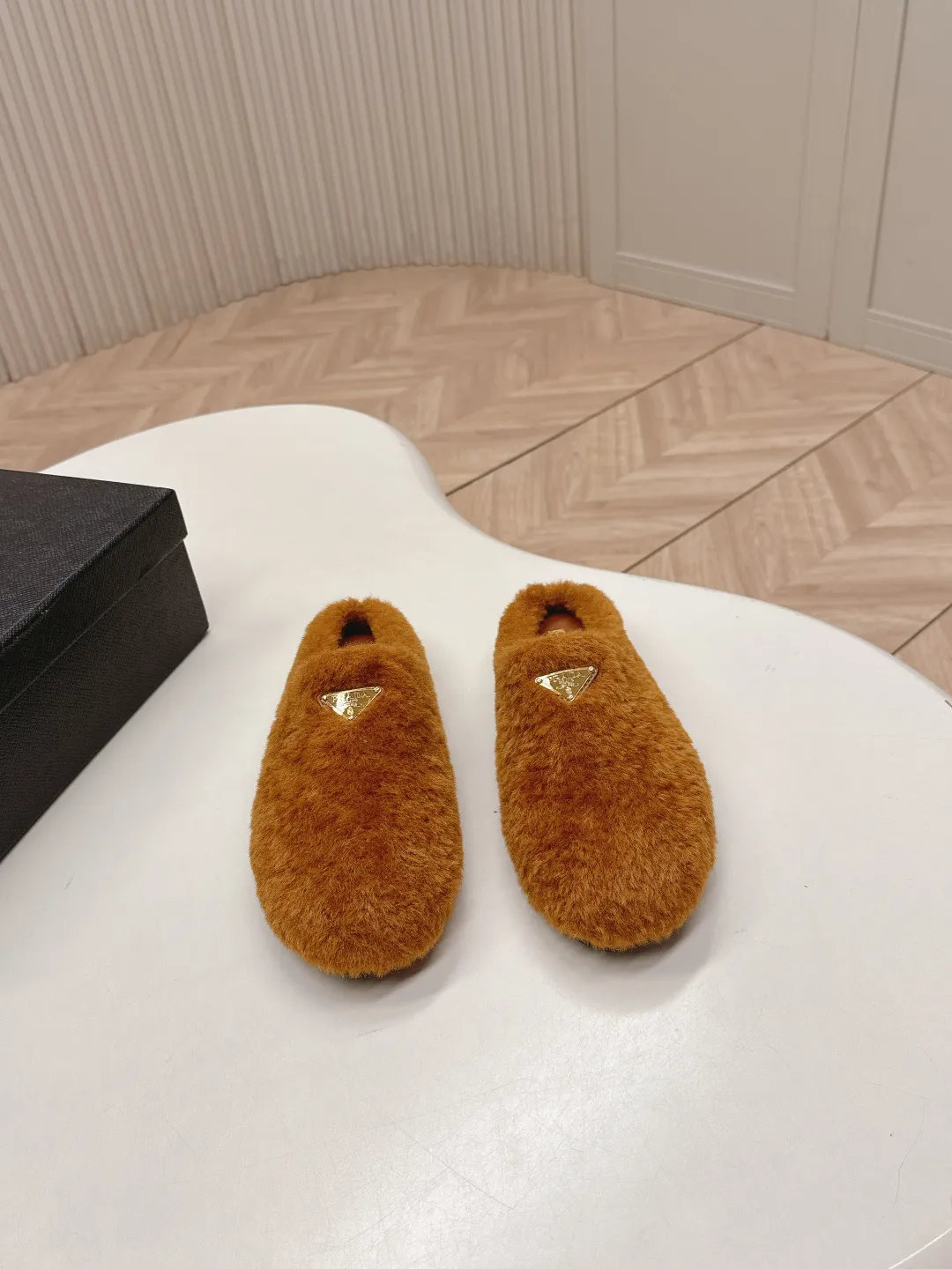 👟👟Ex-factory price 520👟👟 Prada prada25 autumn and winter furry slippers series, half-slip wool slippers, classic triangle buckle, comfortable, cute, cute, fashionable, elegant and versatile, the wool is comfortable and soft, awakening the warmth of autumn and winter. Let you walk comfortably from morning to night. Pair it with socks to easily cope with the changing seasons. Wool, sheep pattern lining, original outsole! 35-40 yards